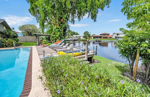 Golfview Harbor House | Wonderful Lake Front Pool Home East Boyton TikiBar
