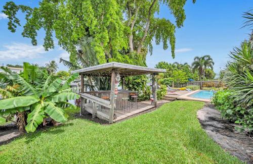 Golfview Harbor House | Wonderful Lake Front Pool Home East Boyton TikiBar