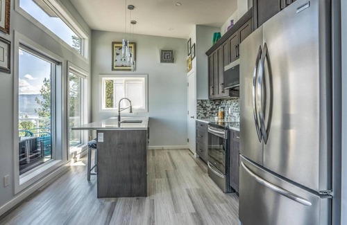 Westshore Estates House | Wonderful Lakeviews!