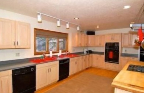 Warm Springs Cabin | Wonderful location! Walk to ski, hike! Nov15-April 15 Only 30 day rental