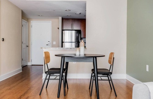 Mount Vernon Triangle Apartment | Wonderful Mt Vernon 1BR w/Gym & Roof Pool, nr Dining, by Blueground