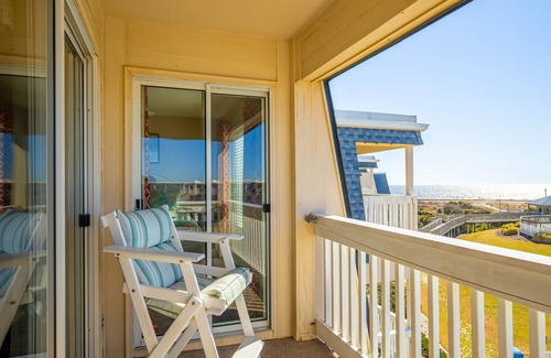 Morehead City Condo | Wonderful oceanview condo w/recently updated kitchen & bathrooms!