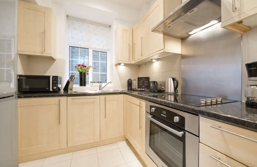 Lancaster Gate Apartment | WONDERFUL ONE BEDROOM APARTMENT OFFERING CONTEMPORARY LIVING IN HYDE PARK IV