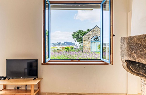 La Trinite-sur-Mer House | Wonderful private villa for 4 guests with TV and terrace