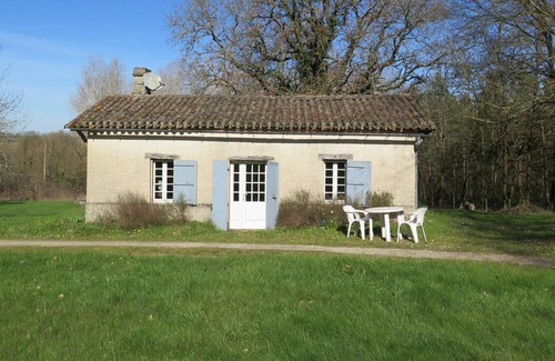 Labretonie Villa | Wonderful private villa for 3 guests with TV, terrace, pets allowed and parking