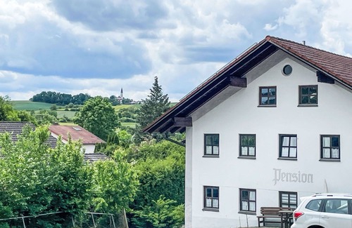 Gottfrieding House | Wonderful private villa for 15 people with WIFI, TV, terrace, pets allowed and parking