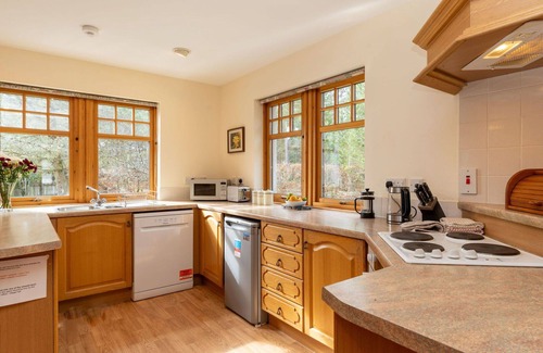 Nethy Bridge Villa | Wonderful private villa for 8 people with WIFI, TV, patio and parking