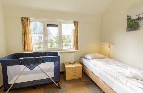 Municipality of Emmen House | Wonderful private villa for 5 guests with hot tub, WIFI, pool, TV, terrace and parking