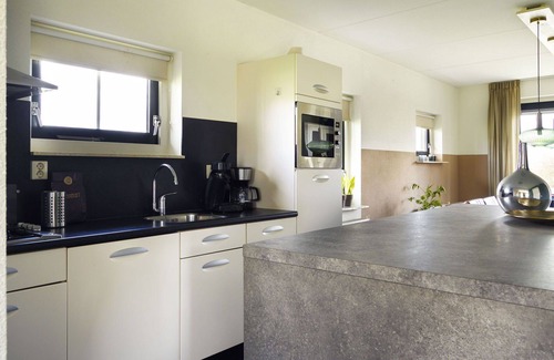 Vlagtwedde House | Wonderful private villa for 12 people with WIFI, pool, TV, terrace and parking
