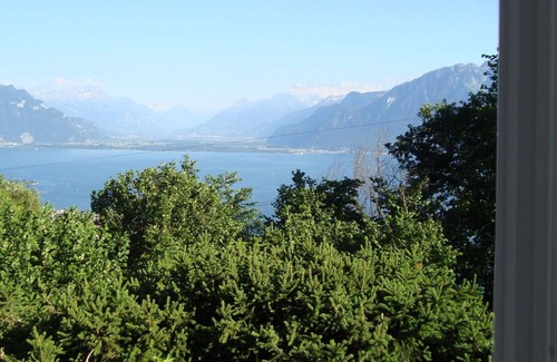 Chardonne House | Wonderful private villa for 5 people with WIFI, TV, patio, panoramic view and parking