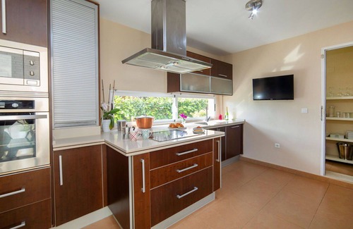 La Colina House | Wonderful private villa with A/C, WIFI, private pool, TV, patio, pets allowed and parking