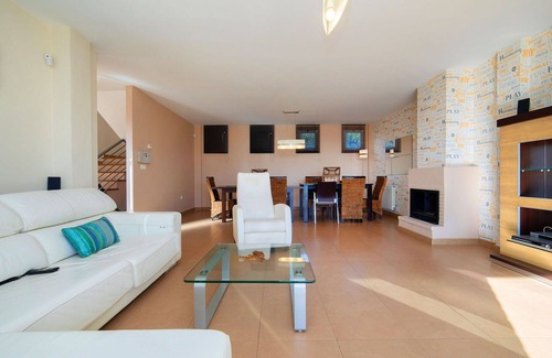 La Colina House | Wonderful private villa with A/C, WIFI, private pool, TV, patio, pets allowed and parking