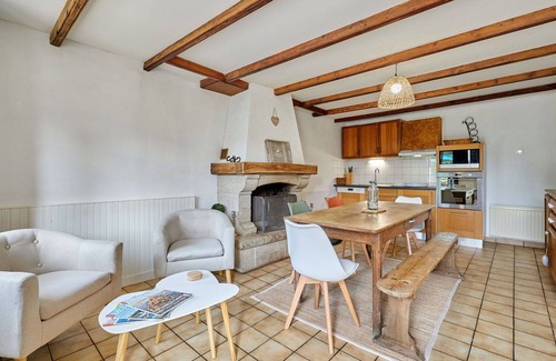 Surville House | Wonderful private villa for 4 guests with WIFI, TV, pets allowed and parking