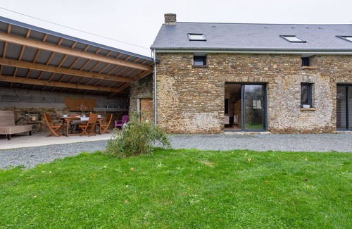 Surville House | Wonderful private villa for 4 guests with WIFI, TV, terrace, pets allowed and parking