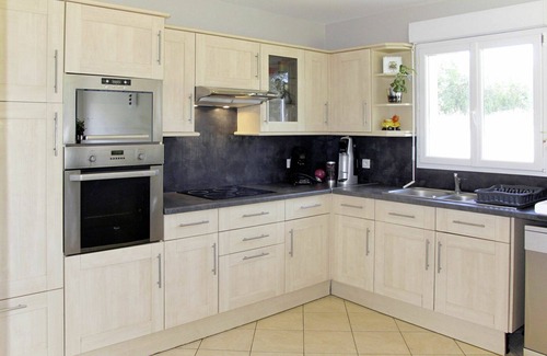 Surville House | Wonderful private villa for 6 guests with WIFI, TV, patio, pets allowed and parking