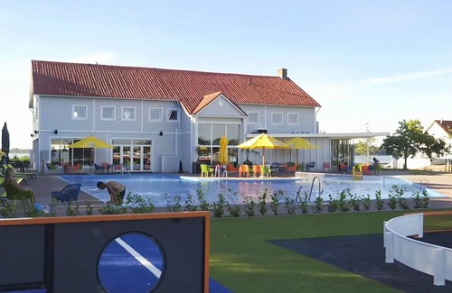 Nunspeet House | Wonderful private villa for 4 guests with WIFI, pool, TV, terrace and parking