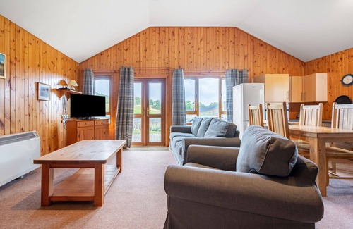 Glen Urquhart House | Wonderful private villa for 4 people with WIFI, TV, pets allowed and parking