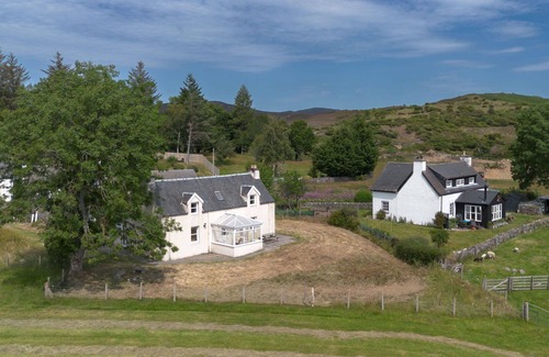 Balnain House | Wonderful private villa for 4 people with TV, patio, pets allowed, panoramic view and parking