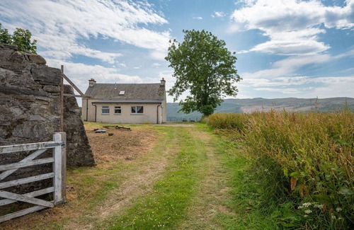 Balnain House | Wonderful private villa for 4 people with TV, patio, pets allowed, panoramic view and parking