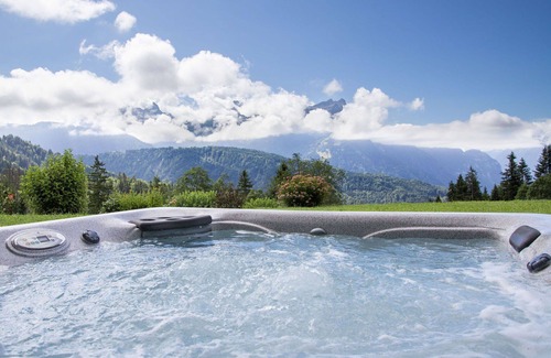 Chesieres House | Wonderful private villa for 8 guests with hot tub, WIFI, TV, balcony and parking