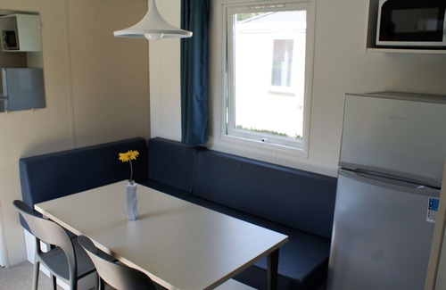 Dolni Pocernice House | Wonderful private villa for 5 people with WIFI, pool, terrace, pets allowed and parking