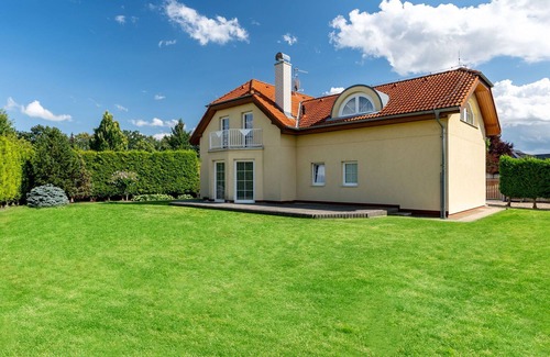 Dolni Chabry Villa | Wonderful private villa for 8 people with WIFI, TV, terrace and parking