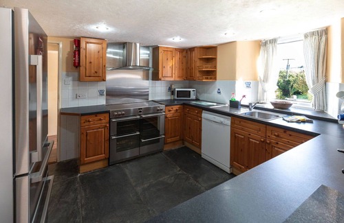 Fivelanes House | Wonderful private villa for 9 guests with WIFI, hot tub, TV, patio, pets allowed and parking