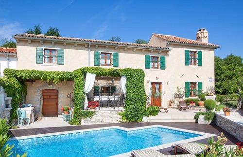 Trget Villa | Wonderful private villa with hot tub, WIFI, private pool, A/C, TV, terrace, pets allowed and par.