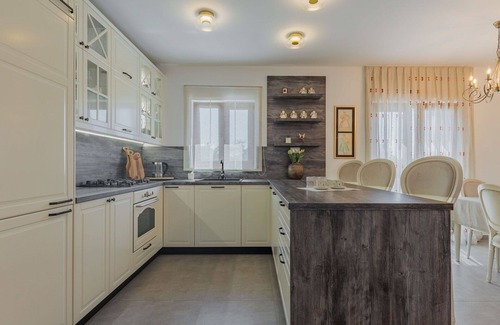 Lovinac House | Wonderful private villa for 6 guests with A/C, private pool, WIFI, TV, patio and parking