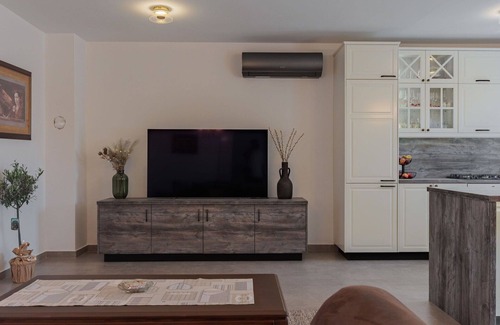 Lovinac House | Wonderful private villa for 6 guests with A/C, private pool, WIFI, TV, patio and parking