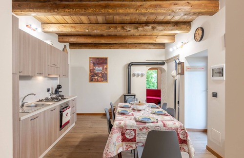 Piasco House | Wonderful private villa with WIFI, hot tub, TV, patio, pets allowed, panoramic view and parking