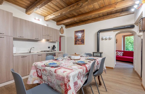 Piasco House | Wonderful private villa with WIFI, hot tub, TV, patio, pets allowed, panoramic view and parking