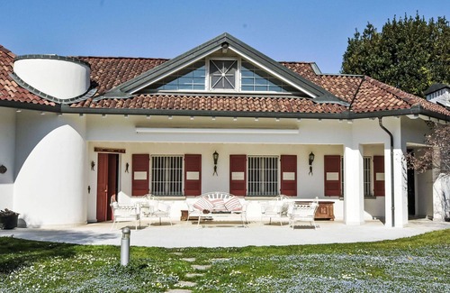 Rovato Villa | Wonderful private villa with A/C, private pool, WIFI, hot tub, TV, patio, pets allowed and parking