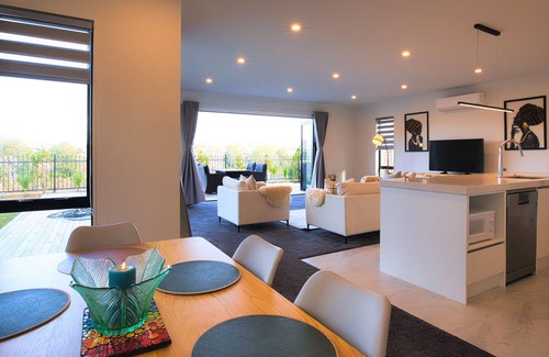 Hamilton Villa | Wonderful River View - Brand New Home - 4 Bedrooms