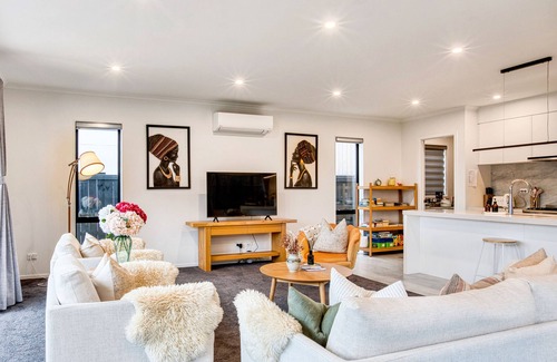 Hamilton Villa | Wonderful River View - Brand New Home - 4 Bedrooms