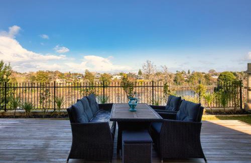 Hamilton House | Wonderful River View - Sunset Deck Retreat