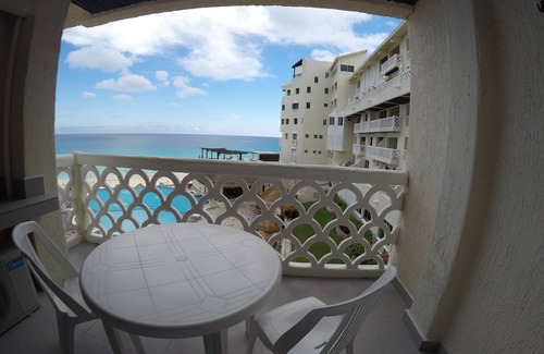 Zona Hotelera Apartment | Wonderful Seafront Studio with Balcony
