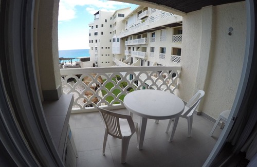 Zona Hotelera Apartment | Wonderful Seafront Studio with Balcony