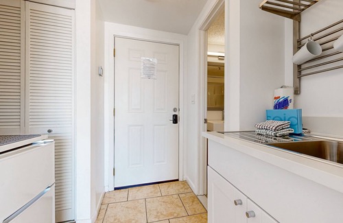 Fort Walton Beach Apartment | Wonderful sound-front studio with pool, central AC, balcony & elevator