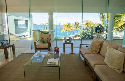 Paget House | Wonderful Stay! 4 Spacious Units, Outdoor Pool, FREE Parking, Near Mermaid Beach