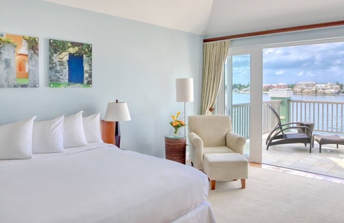 Paget House | Wonderful Stay! 4 Spacious Units, Outdoor Pool, FREE Parking, Near Mermaid Beach