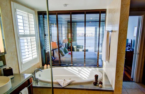 Paget House | Wonderful Stay! 4 Spacious Units, Outdoor Pool, FREE Parking, Near Mermaid Beach