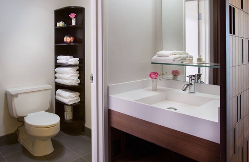 Wilburton Hotel | Wonderful Stay! Outdoor Pool, Parking, Pets Allowed, Near Bellevue Square