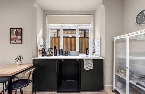 Livesey Apartment | Wonderful studio in London with WiFi and fitness center access