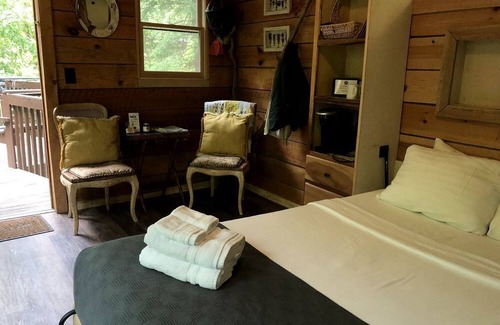 Suches Cabin | Wonderful Tree House Getaway on the Toccoa River, for Glamping in Suches, Georgia