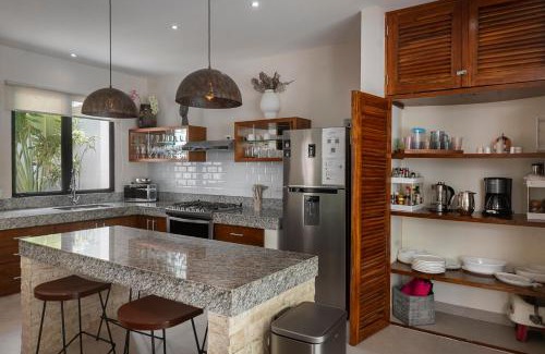 La Veleta Villa | Wonderful Tropical Home 3BR, Garden, Private Pool.