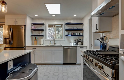 Larkspur House | Wonderful Updated Single Level Retreat w/Backyard Oasis, Pet Friendly, A/C, Hot Tub, Private Patio