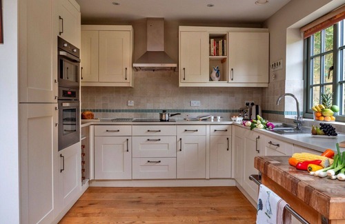 Kingham House | Wonderful villa for 6 guests with pool, WIFI