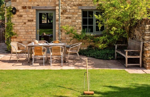 Kingham House | Wonderful villa for 6 guests with pool, WIFI