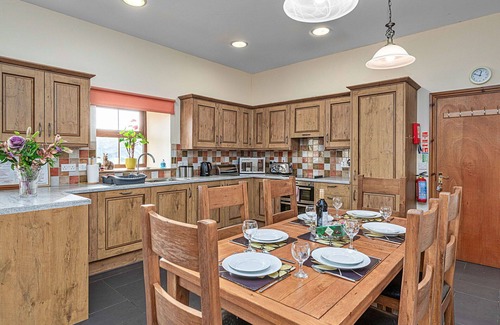 Glandyfi House | Wonderful villa for 6 guests with WIFI, hot tub, TV and pets allowed